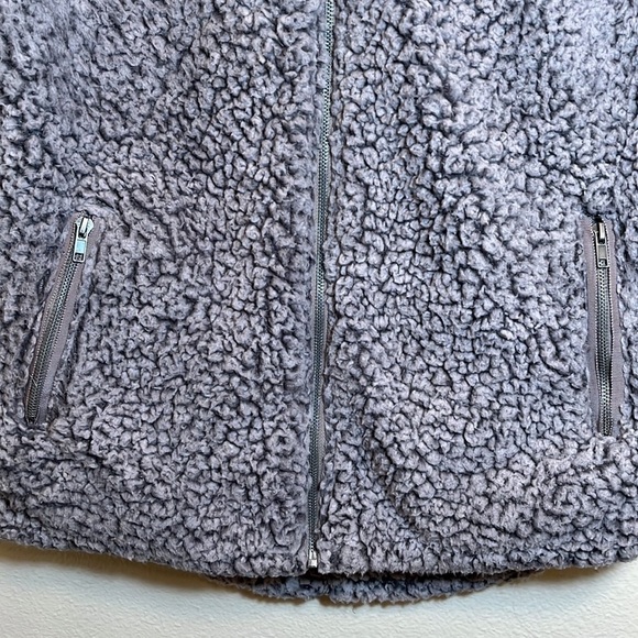 THREAD + Supply Fleece Fuzzy Vest Size Large - Picture 3 of 14